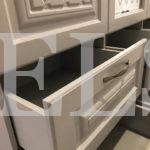 Шкаф в прихожую в стиле неоклассика цвета Серый / Цементно-серый (3 двери) Фото 9