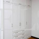Шкаф в нишу в стиле прованс цвета Белый / Белый (4 двери) Фото 2