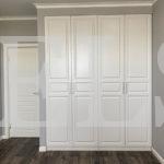 Шкаф в нишу в стиле неоклассика цвета Белый / Белый (4 двери) Фото 1