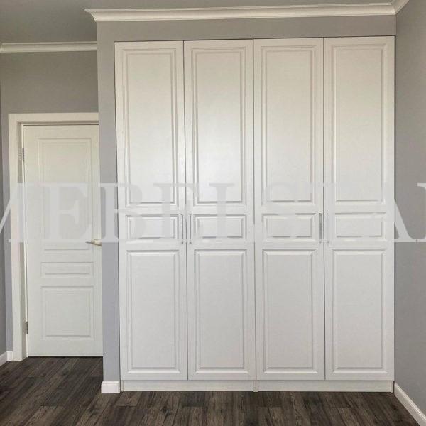 Шкаф в нишу в стиле неоклассика цвета Белый / Белый (4 двери)