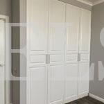 Шкаф в нишу в стиле неоклассика цвета Белый / Белый (4 двери) Фото 2