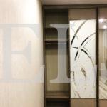 Шкаф с пескоструйным рисунком в стиле модерн цвета Дуб сакраменто / Коричневый, Серебро (3 двери) Фото 4