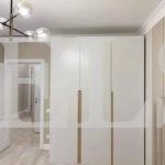 Шкаф в спальню в стиле неоклассика цвета Белый / Белый (3 двери) Фото 1