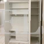 Шкаф в спальню в стиле неоклассика цвета Белый / Белый (3 двери) Фото 2