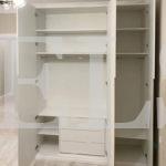 Шкаф в спальню в стиле неоклассика цвета Белый / Белый (3 двери) Фото 5