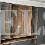 Шкаф в гостиную в стиле хай-тек цвета Дуб галифакс олово / Голубовато-серый (8 дверей) Фото 2