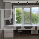 Шкаф вокруг окна в стиле минимализм цвета Бетон чикаго / Белый, Стекло осветленное, Шато индиго (2 двери) Фото 2