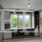 Шкаф вокруг окна в стиле минимализм цвета Бетон чикаго / Белый, Стекло осветленное, Шато индиго (2 двери) Фото 4