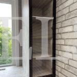 Шкаф вокруг окна в стиле минимализм цвета Бетон чикаго / Белый, Стекло осветленное, Шато индиго (2 двери) Фото 6