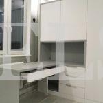 Шкаф вокруг окна в стиле минимализм цвета Белый, Светло-серый / Белый софт (4 двери) Фото 3