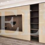Шкаф в гостиную в стиле минимализм цвета Дуб галифакс табак / Крем глянец (8 дверей) Фото 1