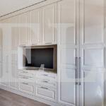 Шкаф в гостиную в стиле неоклассика цвета Белый / Белый (6 дверей) Фото 2