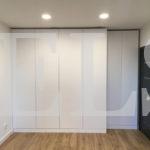 Распашной шкаф в стиле минимализм цвета Белый / Белый (6 дверей) Фото 1