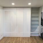 Распашной шкаф в стиле минимализм цвета Белый / Белый (6 дверей) Фото 4