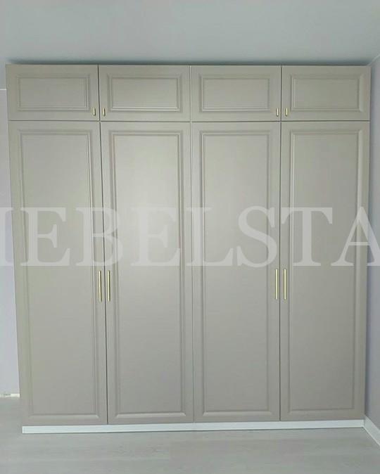 Распашной шкаф в классическом стиле цвета Белый / Гелиотроп (4 двери)