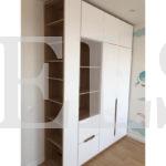 Распашной шкаф в стиле модерн цвета Дуб шамони темный / Белый глянец (3 двери) Фото 2