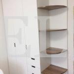Распашной шкаф в стиле модерн цвета Белый, Ясень шимо темный / Белый (3 двери) Фото 4