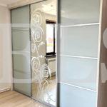Зеркальный шкаф в стиле модерн цвета Ясень анкор светлый / Белый, Серебро (3 двери) Фото 1