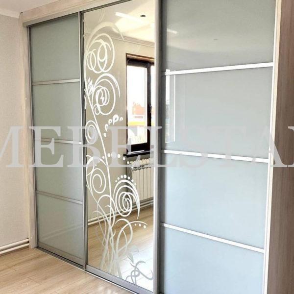 Зеркальный шкаф в стиле модерн цвета Ясень анкор светлый / Белый, Серебро (3 двери)