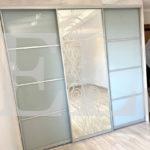 Зеркальный шкаф в стиле модерн цвета Ясень анкор светлый / Белый, Серебро (3 двери) Фото 2