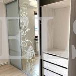 Зеркальный шкаф в стиле модерн цвета Ясень анкор светлый / Белый, Серебро (3 двери) Фото 3
