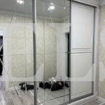 Зеркальный шкаф в классическом стиле цвета Белый / Белый, Серебро (4 двери) Фото 2