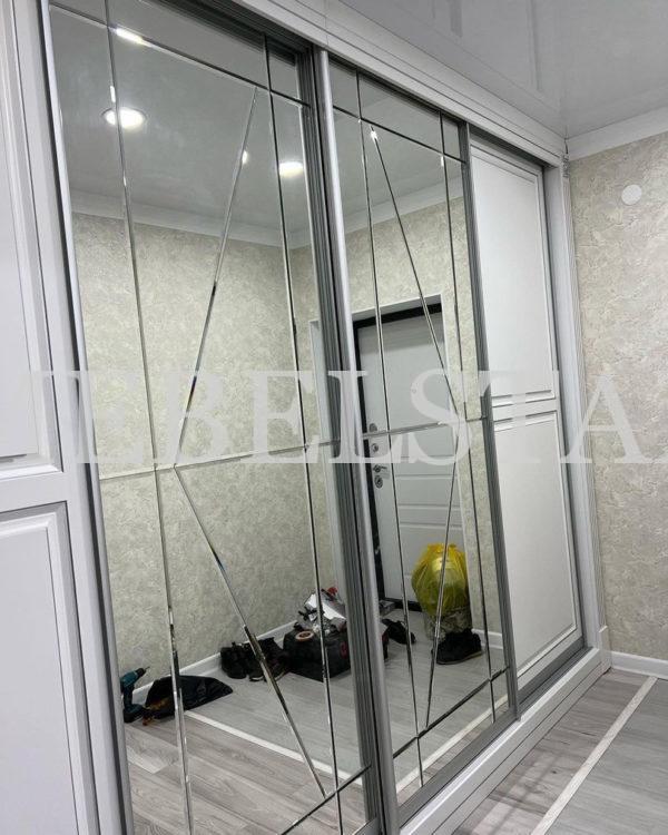 Зеркальный шкаф в классическом стиле цвета Белый / Белый, Серебро (4 двери)