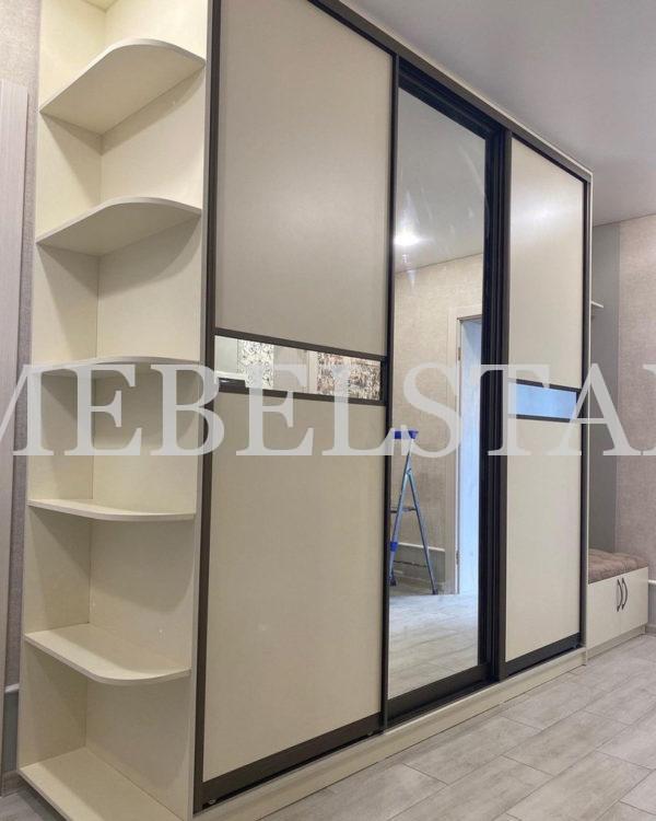 Зеркальный шкаф в стиле модерн цвета Перламутр / Перламутр, Серебро (5 дверей)