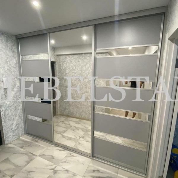 Зеркальный шкаф в стиле хай-тек цвета Белый / Серебро, Серый (3 двери)