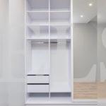Зеркальный шкаф в стиле минимализм цвета Белый / Серебро (2 двери) Фото 3