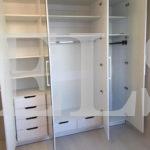 Зеркальный шкаф в стиле минимализм цвета Белый / Белый глянец, Серебро (4 двери) Фото 2