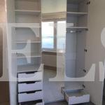 Зеркальный шкаф в стиле минимализм цвета Белый / Белый глянец, Серебро (4 двери) Фото 3