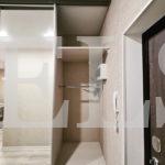 Зеркальный шкаф в стиле минимализм цвета Дуб млечный / Серебро (3 двери) Фото 5