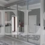 Зеркальный шкаф в стиле минимализм цвета Белый / Серебро (4 двери) Фото 1