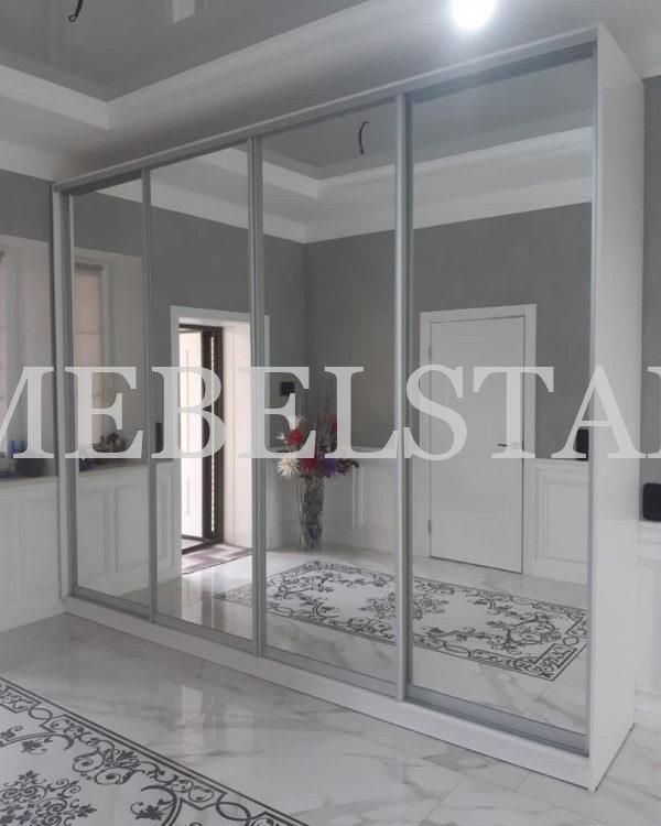 Зеркальный шкаф в стиле минимализм цвета Белый / Серебро (4 двери)