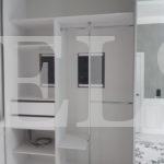 Зеркальный шкаф в стиле минимализм цвета Белый / Серебро (4 двери) Фото 4