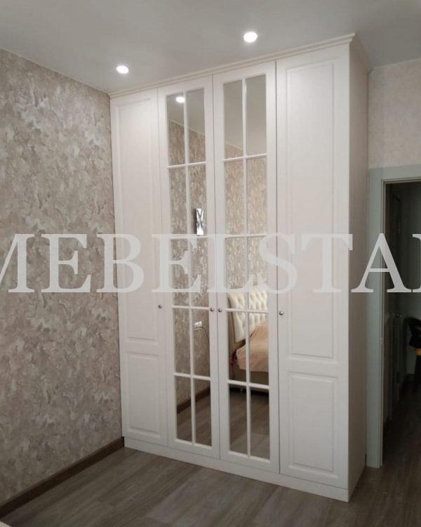 Зеркальный шкаф в классическом стиле цвета Перламутр / Белый (4 двери)