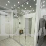 Зеркальный шкаф в стиле хай-тек цвета Белый / Серебро (4 двери) Фото 1