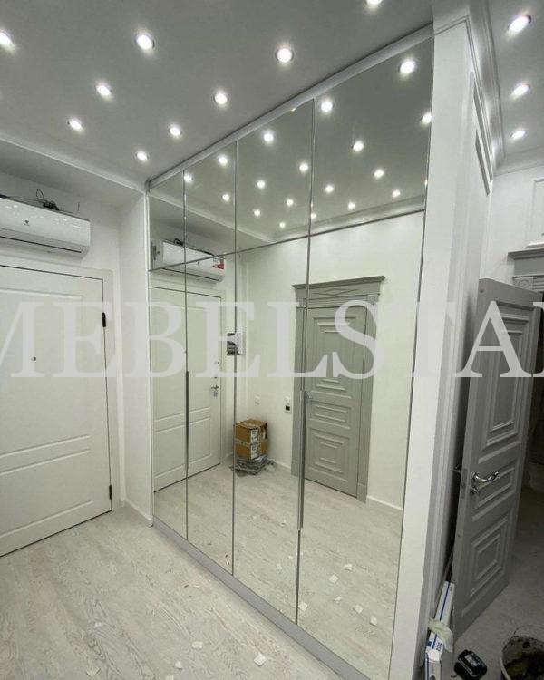 Зеркальный шкаф в стиле хай-тек цвета Белый / Серебро (4 двери)