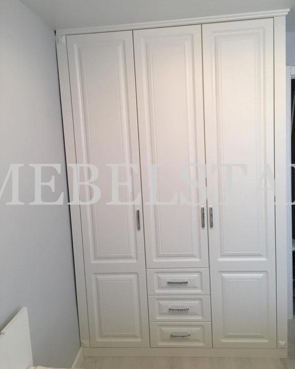 Шкаф с фасадами МДФ в пленке в классическом стиле цвета Белый / Белый (3 двери)