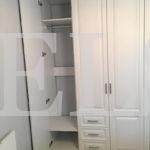 Шкаф с фасадами МДФ в пленке в классическом стиле цвета Белый / Белый (3 двери) Фото 3