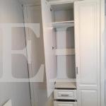 Шкаф с фасадами МДФ в пленке в классическом стиле цвета Белый / Белый (3 двери) Фото 4