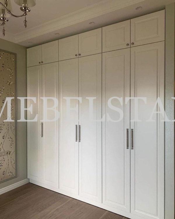 Шкаф с фасадами МДФ в пленке в классическом стиле цвета Белый / Белый (6 дверей)