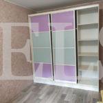 Стеклянный шкаф в стиле хай-тек цвета Дуб атланта / Светло-серый, Сиреневый (3 двери) Фото 2