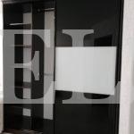 Стеклянный шкаф в стиле хай-тек цвета Черный / Белый, Черный (2 двери) Фото 2