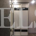 Стеклянный шкаф в стиле хай-тек цвета Бетон чикаго / Белый, Серебро, Черный (4 двери) Фото 2