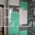 Стеклянный шкаф в стиле хай-тек цвета Сосна аланд белая / Белый, Бирюзовый, Серый (2 двери) Фото 1