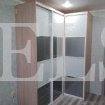Стеклянный шкаф в стиле модерн цвета Туя светлая / Белый, Серый (3 двери) Фото 1