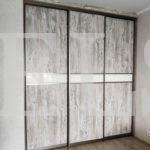 Шкаф с фасадами ЛДСП в стиле лофт цвета Серый / Сосна пасадена (3 двери) Фото 1