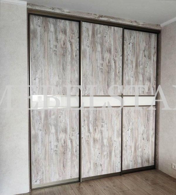 Шкаф с фасадами ЛДСП в стиле лофт цвета Серый / Сосна пасадена (3 двери)